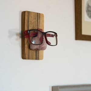 Soporte de pared para gafas con nariz escultural