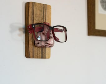 Soporte de pared para gafas con nariz escultural