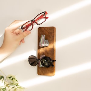 彫刻的な鼻が2つ付いた壁掛けメガネホルダー