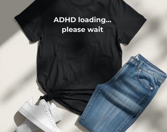 Maglietta ADHD con scritta "Caricamento in corso, attendere prego", maglietta divertente per chi pensa troppo, regalo per persone neurodivergenti, maglietta umoristica sulla salute mentale, maglietta unisex alla moda