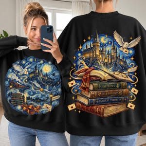Può includere: Una felpa nera a maniche lunghe con una stampa grafica raffigurante un castello, un gufo in volo, un treno e una pila di libri intitolati Potions, Herbology e Magical Theory. Il design include motivi vorticosi nei toni del blu e del giallo.