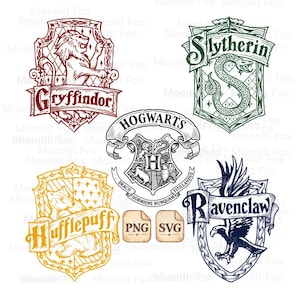 Może przedstawiać: Kolekcja pięciu ilustrowanych herbów przedstawiających czerwonego lwa Gryffindoru, zielonego węża Slytherinu, żółtego borsuka Hufflepuffu, niebieskiego orła Ravenclawu oraz centralną tarczę Hogwartu z napisem Draco Dormiens Nunquam Titillandus.