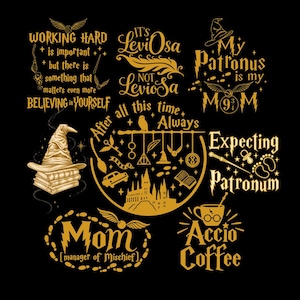 Peut inclure: Une collection de motifs graphiques dorés sur fond noir représentant des illustrations et des citations sur le thème des sorciers, notamment Working Hard, It's LeviOsa Not LeviOsa, My Patronus is my Mom, After all this time Always, Expecting Patronum, Mom manager of Mischief et Accio Coffee.