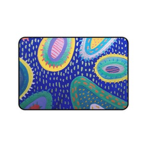 Può includere: Tappetino per mouse rettangolare con un vivace design astratto. Il motivo presenta forme organiche colorate nelle tonalità del blu, verde, giallo e viola su uno sfondo blu scuro. I bordi sono neri.