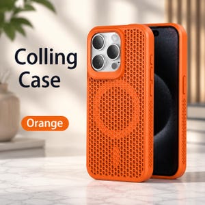 Op de afbeelding: Een oranje telefoonhoesje met een honingraatpatroon op de achterkant en een verhoogde uitsparing voor de camera. De tekst Colling Case en Orange is zichtbaar. Het hoesje heeft een cirkelvormig magnetisch oplaadgebied en knoppen aan de zijkant.