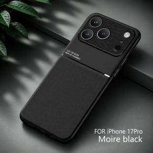 Puede incluir: Funda de teléfono negra con parte trasera texturizada y módulo de cámara. La funda tiene el texto "IQE DESIGN BEST OF YOURSELF" y "FOR iPhone 17Pro Moire black".