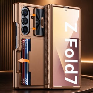 Puede incluir: Una funda de teléfono de color bronce para un teléfono Z Fold 7. La funda cuenta con un tarjetero incorporado con tres ranuras y un módulo de cámara. La pantalla del teléfono muestra el texto "Z Fold 7".