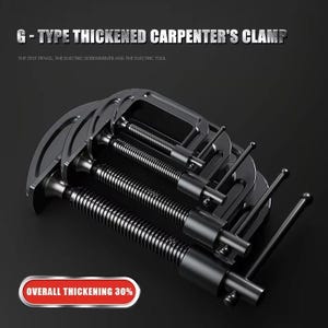 Może przedstawiać: Zestaw czarnych zacisków stolarskich typu G, ze śrubą gwintowaną i uchwytem do dokręcania. U góry znajduje się napis "G-TYPE THICKENED CARPENTER'S CLAMP". Na dole napis "OVERALL THICKENING 30%."