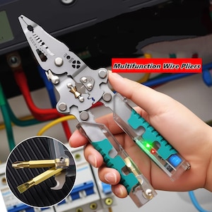 Puede incluir: Alicates multifunción para cables con cuerpo de metal plateado y mangos de plástico transparente y verde azulado. La herramienta tiene múltiples funciones, incluyendo pelado y corte de cables. El texto "Multifunction Wire Pliers" se muestra en rojo.