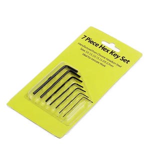 Op de afbeelding: Een 7-delige inbussleutelset op een gele kaart. De set bevat sleutels in verschillende maten, van 0,7 mm tot 3,0 mm, gemaakt van chroom-vanadiumstaal. De verpakking geeft aan dat de set ideaal is voor ingewikkeld werk.