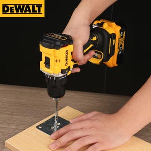 Könnte beinhalten: Ein gelb-schwarzer DeWalt Akku-Bohrschrauber mit angebrachtem 20V-Akkupack. Das Gerät verfügt über einen bürstenlosen Motor und wird beim Eindrehen einer Schraube in eine Metallplatte auf einem hellen Holzbrett gezeigt. Der Markenname ist sichtbar.
