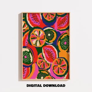 Peut inclure: Une impression d'art murale rectangulaire présentant un motif abstrait et vibrant de tranches d'agrumes et de fruits tropicaux dans des tons vifs de rouge, orange, rose, vert foncé et jaune. Le texte DIGITAL DOWNLOAD est imprimé sous l'œuvre.