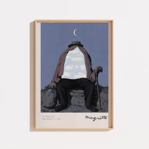 Puede incluir: Una lámina artística enmarcada titulada Le Thérapeute de René Magritte. La imagen muestra una figura sentada con sombrero y abrigo oscuros, cuyo torso revela un cielo azul lleno de nubes blancas. Una luna creciente brilla arriba y sostiene un bastón.