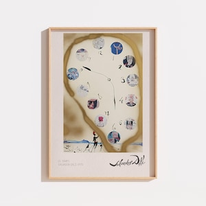 Peut inclure: Une impression d'art encadrée représentant un cadran d'horloge surréaliste avec une bordure fondue de couleur beige. L'horloge affiche les chiffres de 1 à 12, avec des illustrations circulaires remplaçant les marqueurs. Texte en bas : LE TEMPS SALVADOR DALI 1976.