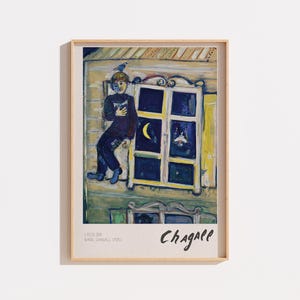Peut inclure: Une impression d'art encadrée représentant le tableau L'Ecolier de Marc Chagall. L'image montre une personne assise près d'une fenêtre la nuit avec un croissant de lune visible. Un petit oiseau bleu est posé sur sa tête. Le texte indique L'ECOLIER MARC CHAGALL (1952) et Chagall.