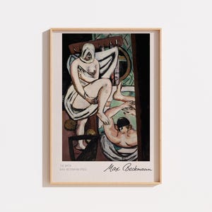 Könnte beinhalten: Ein gerahmter Kunstdruck mit dem Titel The Bath von Max Beckmann, 1930. Das Gemälde zeigt eine Figur mit weißer Kopfbedeckung und Tuch, die neben einer Badewanne steht, in der eine weitere Figur liegt. Die Farbpalette umfasst Schwarz, Weiß und Beige.