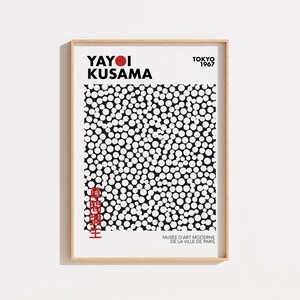 Peut inclure: Une affiche encadrée présentant un motif noir et blanc composé de nombreux cercles. Le texte indique YAYOI KUSAMA, TOKYO 1967 et MUSÉE D'ART MODERNE DE LA VILLE DE PARIS, avec des caractères japonais rouges alignés verticalement en bas à gauche.