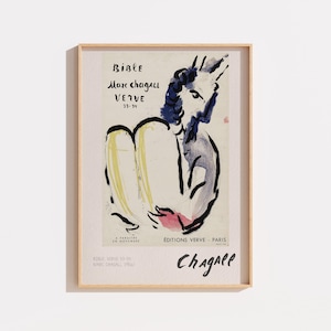 Peut inclure: Une impression d'art encadrée présentant une illustration de Marc Chagall pour l'édition Bible Verve 33-34. L'œuvre représente une figure stylisée à l'encre bleue, jaune et rose sur fond crème, avec du texte noir incluant Chagall et Paris.