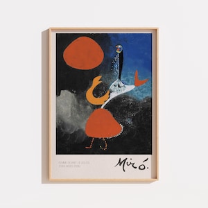Peut inclure: Une impression d'art encadrée de la peinture de 1939 de Joan Miró, Femme devant le soleil. La composition surréaliste présente une figure abstraite centrale avec une jupe rouge, des membres orange, un fond bleu foncé, un grand soleil orange et du texte.