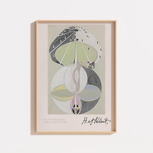Peut inclure: Une impression d'art encadrée représentant l'œuvre Tree of Knowledge No. 5 de Hilma af Klint. La composition abstraite présente des formes organiques symétriques dans des tons sourds de vert, gris et rose, avec le texte Tree of Knowledge No. 5 et H. af Klint.