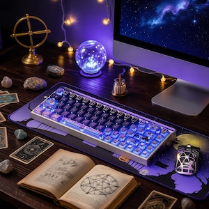 Puede incluir: Un teclado mecánico retroiluminado con teclas moradas y una alfombrilla de ratón a juego con temática de Halloween. El conjunto incluye un monitor de ordenador, una bola de cristal brillante y un libro con ilustraciones ocultas, creando una estética mística.