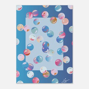Può includere: Una stampa d'arte rettangolare con un motivo di bolle traslucide multicolori nelle tonalità del rosa, blu e arancione su uno sfondo blu sfumato. Un rettangolo azzurro centrale incornicia alcune bolle e in basso è presente una firma bianca.