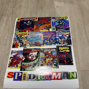 Puede incluir: Un p&oacute;ster blanco con varias portadas de c&oacute;mics de Spider-Man. Las portadas muestran a Spider-Man, Venom y otros personajes en acci&oacute;n. La palabra "SPIDERMAN" est&aacute; escrita con letras coloridas en la parte inferior.