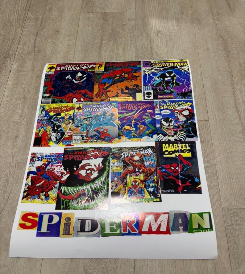 Puede incluir: Un p&oacute;ster blanco con varias portadas de c&oacute;mics de Spider-Man. Las portadas muestran a Spider-Man, Venom y otros personajes en acci&oacute;n. La palabra "SPIDERMAN" est&aacute; escrita con letras coloridas en la parte inferior.