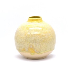 手作りの陶器製花瓶（小）バターイエロー釉薬