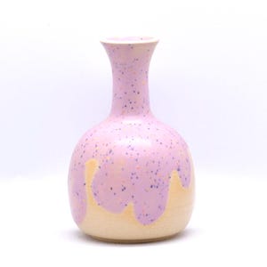 Ręcznie robiony ceramiczny wazon ze średnim fioletowym szkliwem punktowym