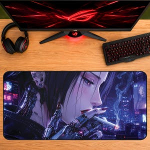 Puede incluir: Una alfombrilla de escritorio rectangular con una ilustración digital detallada de un personaje cíborg con cabello oscuro y manos metálicas sosteniendo un cigarrillo encendido. La obra muestra un fondo de ciudad cyberpunk con luces de neón azules y moradas.