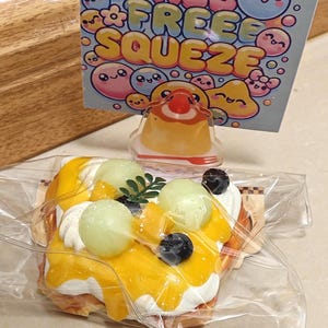 Taba squishy dessert klämleksak stressboll roman fidgetleksak stressavlastningsleksak rolig tillfälle present högtidspresent söt druvtoast