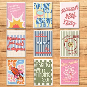 Puede incluir: Un conjunto de nueve láminas de arte mural rectangulares con temas científicos y motivacionales. Los diseños incluyen una lupa, un diagrama de átomo, un cohete y frases de texto como Curiosity, Explore Boldly, Observe Ask Test y e=mc2.