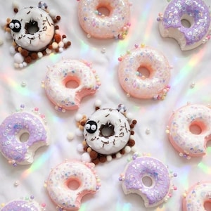 Donut Squishy Realistisk Bageri Mat Stressboll Efterrätt Fidget Leksak Cafétema Presentidé för Tonåring Samlarleksak Klämleksak Tea Time Favorit