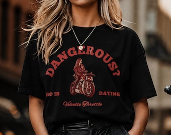 ¿Peligroso? También lo es salir con alguien - Camiseta divertida de moto para mujer, camiseta de chica motera, regalo para moteros, camiseta negra con estampado, regalo para motoristas de motos urbanas