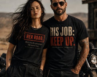 Su trabajo, mantente al día. Camiseta, camiseta a juego para pareja de motociclistas, regalo para pareja de motociclistas, camiseta para marido motociclista, regalo para novio motociclista.