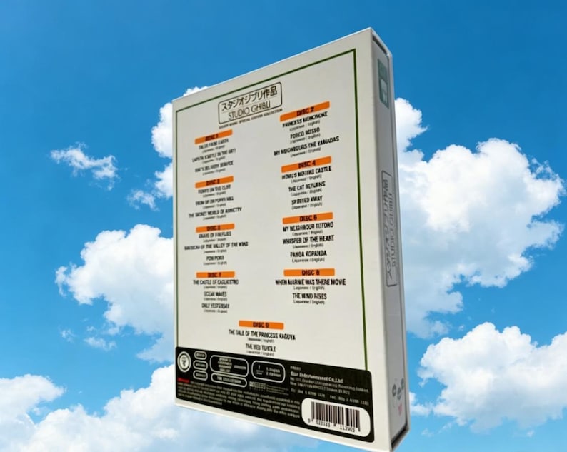 Pode incluir: Uma caixa de cole&ccedil;&atilde;o Studio Ghibli, branca com detalhes verdes, contra um fundo de c&eacute;u azul. A caixa apresenta texto japon&ecirc;s e t&iacute;tulos de filmes em ingl&ecirc;s. A lombada lista t&iacute;tulos de filmes.