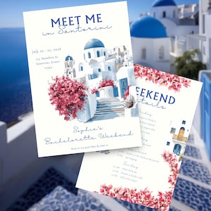 Puede incluir: Dos tarjetas de invitación con ilustraciones de acuarela. La tarjeta superior dice "Meet Me in Santorini" y "Sophie's Bachelorette Weekend". La segunda tarjeta dice "Weekend Cocktails". Las tarjetas presentan imágenes de edificios blancos con cúpulas azules y flores rosas.