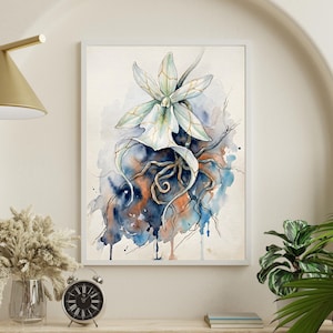 Op de afbeelding: Een ingelijste aquarel van een witte en gouden bloem met ingewikkelde details. Het kunstwerk toont een mix van blauwe, oranje en bruine aquarelwashes. De schildering wordt tentoongesteld op een houten plank met een klok en decoratieve items.