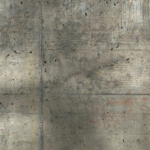 Peut inclure: Gros plan sur un mur en b&eacute;ton vieilli avec des motifs de grain de bois horizontaux. La surface grise pr&eacute;sente des taches sombres et une couture verticale. La texture sugg&egrave;re un th&egrave;me industriel ou architectural.