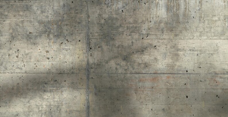 Peut inclure: Gros plan sur un mur en b&eacute;ton vieilli avec des motifs de grain de bois horizontaux. La surface grise pr&eacute;sente des taches sombres et une couture verticale. La texture sugg&egrave;re un th&egrave;me industriel ou architectural.