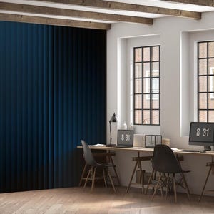 Peut inclure: Intérieur de bureau avec un mur texturé bleu foncé, des poutres en bois et plusieurs postes de travail. Chaque poste de travail est équipé d'un écran d'ordinateur affichant "8:31". La pièce a de grandes fenêtres avec des cadres noirs et des chaises noires.