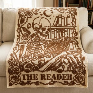 Het patroon voor een gehaakte deken met mozaïekmotief van de Reader Tarot, deken met skelet en boekenwurmmotief (PDF-patroon)