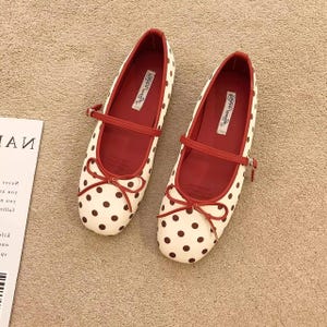 Könnte beinhalten: Ein Set aus drei Keramikbechern mit gesprenkelter, matter Oberfläche. Die Becher sind in Creme-, Hellgrau- und Dunkelgrautönen gehalten. Jeder Becher hat ein schlichtes, minimalistisches Design, perfekt für Kaffee oder Tee.