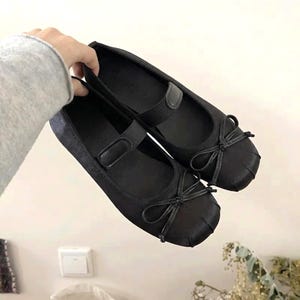 Schwarze Mary Jane Ballerinas für Damen mit Satinschleife, eckiger Zehenpartie, minimalistische, bequeme und elegante Ballerinas