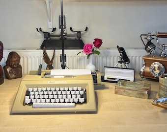 Vintage Olivetti Lettera 25 Typewriter Mario Bellini Design Elite Font Beige Bag 1970s Retro Writing Machine Dark Academia Office Decor