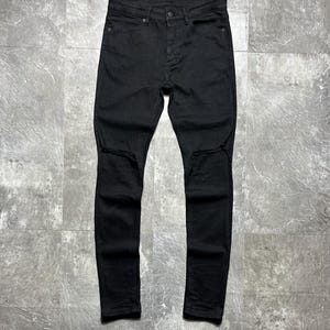 Op de afbeelding: Zwarte denim jeans met distressed kniedetails. De jeans hebben een klassiek vijf-zakken ontwerp, een knoop- en ritssluiting en een slanke pasvorm. De donkere wassing geeft ze een veelzijdige uitstraling.
