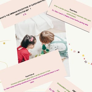 Może przedstawiać: Biały ceramiczny kubek z czarnym uchwytem i napisem "But First, Coffee" pogrubioną, czarną czcionką. Kubek jest umieszczony na rozmytym tle, podkreślając jego czysty design.