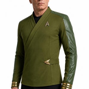 Könnte beinhalten: Olivgrüne Wickeljacke mit goldenen Akzenten und einem Starfleet-Abzeichen. Mit Kunstlederärmeln und goldenen Bändern an den Manschetten. Ein Kostüm.
