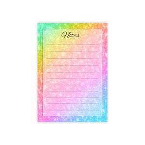 Op de afbeelding: Een rechthoekig notitieblok met een regenboog glitterverloop dat overgaat van geel naar oranje, roze en blauw. Het midden bevat een wit rechthoekig gebied met horizontale lijnen en het woord Notes in zwarte schrijfletters bovenaan.